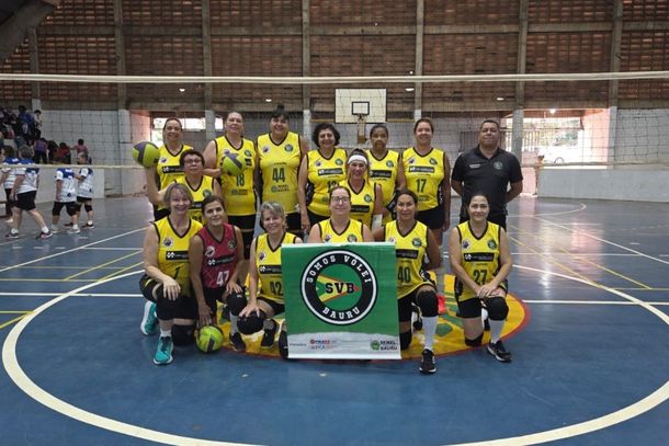Elenco 45+ do Somos V&ocirc;lei Bauru em quadra neste s&aacute;bado