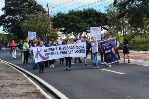 Caminhada Violeta conscientiza sobre o cuidado com os idosos