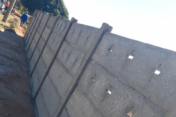 EMDURB inicia constru&ccedil;&atilde;o de muro no Cemit&eacute;rio Cristo Rei