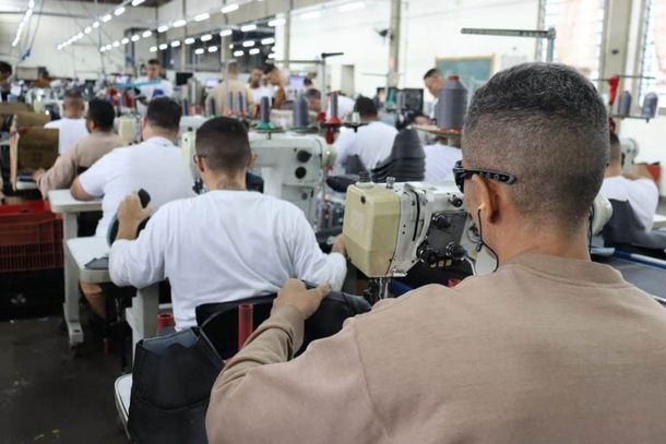 Diariamente, ap&oacute;s a fabrica&ccedil;&atilde;o, os materiais produzidos s&atilde;o recolhidos da oficina e armazenados em cont&ecirc;iner na &aacute;rea externa do pres&iacute;dio. Posteriormente, a empresa coleta, transporta e distribui os produtos. Atualmente, estima-se que cerca de 2.300 clientes s&atilde;o atendidos pelos produtos confeccionados na unidade.  Al&eacute;m da f&aacute;brica na PII, a empresa conta com outra instalada na Penitenci&aacute;ria I &ldquo;Dr. Walter Faria Pereira de Queir&oacute;z&rdquo; de Piraju&iacute;. Nesse local, atualmente, 83 presos trabalham na fabrica&ccedil;&atilde;o de cal&ccedil;ados de seguran&ccedil;a. 
