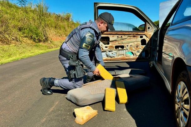 Ap&oacute;s acompanhamento, os policiais conseguiram realizar um cerco e interceptar o ve&iacute;culo nas proximidades do trevo de Ponga&iacute;, na altura do quil&ocirc;metro 245