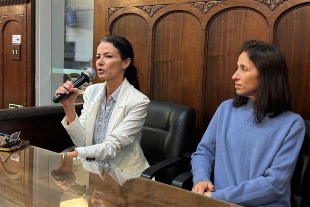 A C&acirc;mara Municipal de Bauru realizou, na tarde desta sexta-feira (24), uma reuni&atilde;o p&uacute;blica para discutir a cria&ccedil;&atilde;o do Dia Bauruense da Corrida e do Corredor de Rua (Atleta de Rua). A proposta ser&aacute; objeto de um projeto de lei do vereador M&aacute;rcio Teixeira, que presidiu o encontro.  Na abertura da reuni&atilde;o, o parlamentar lembrou que a Casa de Leis aprovou, no in&iacute;cio deste ano, a lei que instituiu o Programa de Treinamento Urbano de Atletismo em Vias P&uacute;blicas. A legisla&ccedil;&atilde;o prev&ecirc; a implanta&ccedil;&atilde;o de corredores para uso de atletas em ruas e avenidas da cidade, com o objetivo de ampliar a seguran&ccedil;a dos praticantes sem impactar o tr&acirc;nsito.  De acordo com os participantes, a cria&ccedil;&atilde;o de uma data comemorativa representa mais um passo para reconhecer e valorizar o crescimento da corrida de rua em Bauru, que tamb&eacute;m impacta a economia local.  Representando as assessorias esportivas, a empres&aacute;ria Juliana Cristina de Angelo informou que Bauru conta atualmente com 10 assessorias esportivas. Segundo ela, cada uma atende, em m&eacute;dia, de 100 a 200 alunos, al&eacute;m dos corredores ligados a clubes de corrida de academias e daqueles que treinam por conta pr&oacute;pria.  O Bauru Shopping, patrocinador de corridas que integram o calend&aacute;rio de eventos da cidade, tamb&eacute;m participou da reuni&atilde;o. O coordenador de marketing do empreendimento, Francisco Ribeiro, destacou que as competi&ccedil;&otilde;es mobilizam centenas de atletas, inclusive de outras regi&otilde;es do Estado de S&atilde;o Paulo, e avaliou que a cria&ccedil;&atilde;o da data contribuir&aacute; para valorizar atletas, profissionais, empresas e entidades ligadas &agrave; modalidade.  Representantes da Prefeitura, da Emdurb e da Pol&iacute;cia Rodovi&aacute;ria tamb&eacute;m manifestaram apoio &agrave; cria&ccedil;&atilde;o da data e refor&ccedil;aram a import&acirc;ncia da articula&ccedil;&atilde;o entre os organizadores das corridas e os &oacute;rg&atilde;os p&uacute;blicos para que os eventos ocorram de forma segura e organizada.  Ao final da reuni&atilde;o, atletas e assessorias esportivas sugeriram que o Dia Bauruense da Corrida e do Corredor de Rua seja celebrado em 25 de novembro, aproveitando o per&iacute;odo em que a cidade recebe eventos j&aacute; consolidados, entre eles uma meia maratona.  Durante o encontro, tamb&eacute;m foi discutida a continuidade das tratativas para a cria&ccedil;&atilde;o de um centro de treinamento destinado aos corredores de Bauru. Um novo encontro dever&aacute; tratar do tema.
