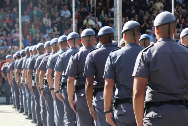 O est&aacute;gio probat&oacute;rio, com dura&ccedil;&atilde;o de 3 anos, tem in&iacute;cio com o exerc&iacute;cio do cargo, que &eacute; concomitante com a posse, e o candidato ingressa na gradua&ccedil;&atilde;o de Aluno-Soldado PM
