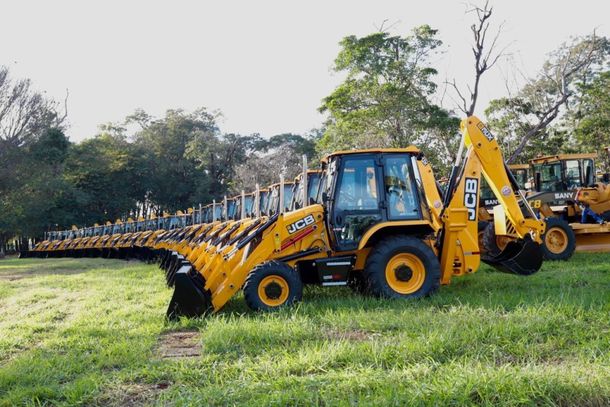 Governo de SP entrega m&aacute;quinas para ampliar apoio a produtores rurais da regi&atilde;o de Bauru
