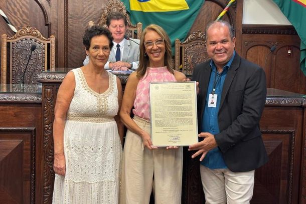 Paula Velozo recebe mo&ccedil;&atilde;o