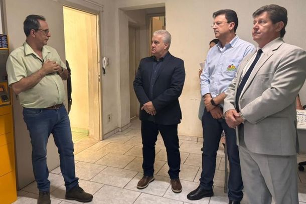 Membros da CEI em dilig&ecirc;ncia na Central da &Aacute;rea Azul