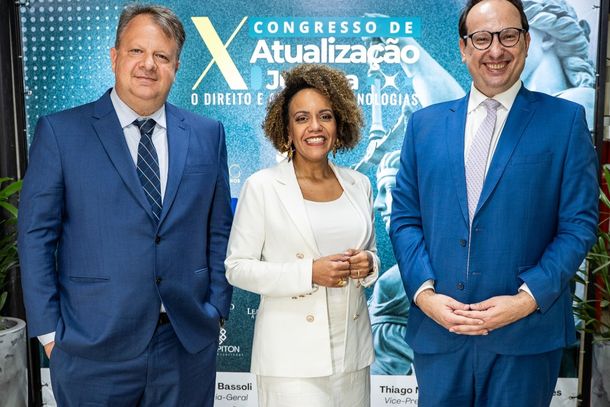 Fl&aacute;vio Tartuce, Viviane Scrivani e Thiago Manuro, vice-presidente da OAB Bauru