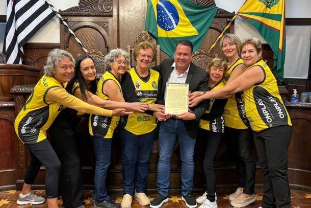 Vereador entrega homenagem ao grupo de atletas