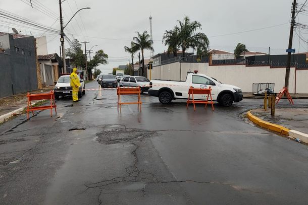Chuva causa queda de &aacute;rvores e interrup&ccedil;&otilde;es de energia em diferentes pontos de Bauru