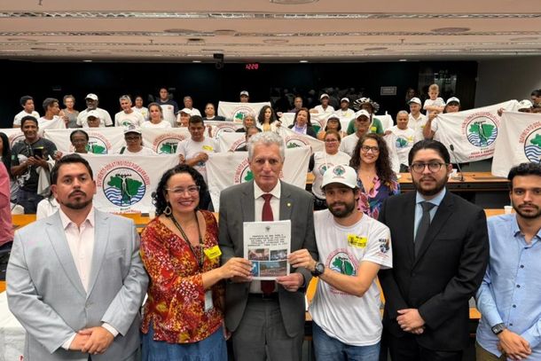 Representantes das popula&ccedil;&otilde;es atingidas, lideran&ccedil;as e participantes da audi&ecirc;ncia p&uacute;blica na C&acirc;mara dos Deputados, em Bras&iacute;lia, durante debate sobre repara&ccedil;&atilde;o, aux&iacute;lio emergencial e participa&ccedil;&atilde;o direta das comunidades nas decis&otilde;es sobre a Bacia do Paraopeba.