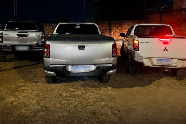 Tr&ecirc;s caminhonetes furtadas foram encontradas pela PM