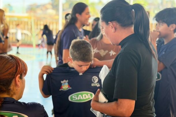 Foram distribu&iacute;das 80 camisas e 10 bolas