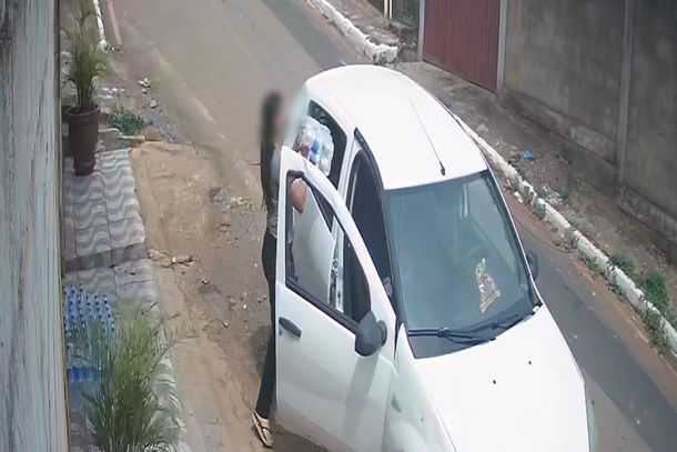 Mulher pegou fardos e colocou em um ve&iacute;culo