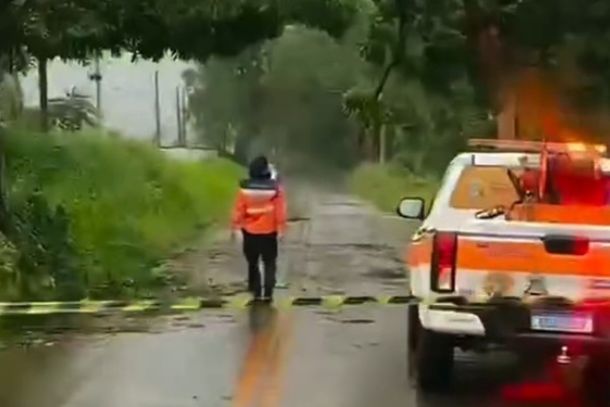 Defesa Civil e Secretaria de Obras atuam na desobstru&ccedil;&atilde;o de acessos