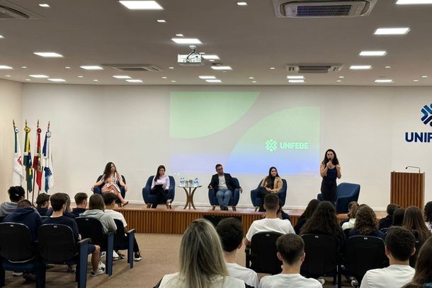 Alunos do Colégio UNIFEBE participam de bate-papo com r da área  científica - Centro Universitário de Brusque - UNIFEBE