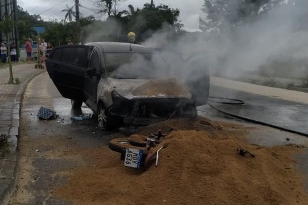 Motorista foge e SUV pega fogo após acidente no Água Verde