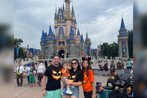 Fam&iacute;lia brusquense - Jordan Hang, Joana Cavasin Hang, Monalisa Cavasin Hang, J&uacute;lia Regis Pereira, cliente da Destino 2881, em viagem para a Disney