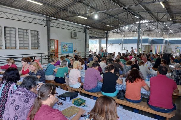 Apae de Brusque realiza bingo com caf&eacute;, bazar e roda da fortuna