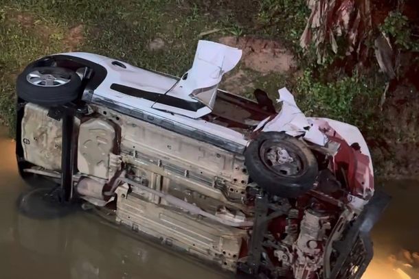 Carro com tr&ecirc;s crian&ccedil;as e dois adultos cai em ribeir&atilde;o, em Brusque 