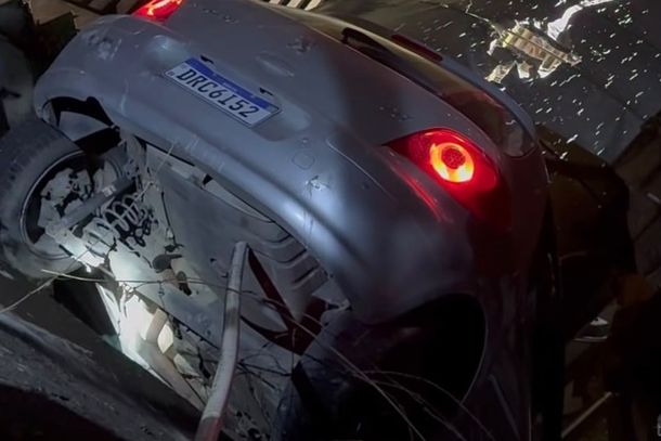 Carro que descia morro de r&eacute; cai sobre garagem de resid&ecirc;ncia, em Brusque