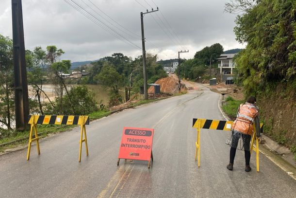 Defesa Civil interdita rua Cristalina ap&oacute;s encontrar rachaduras e eros&atilde;o em Brusque