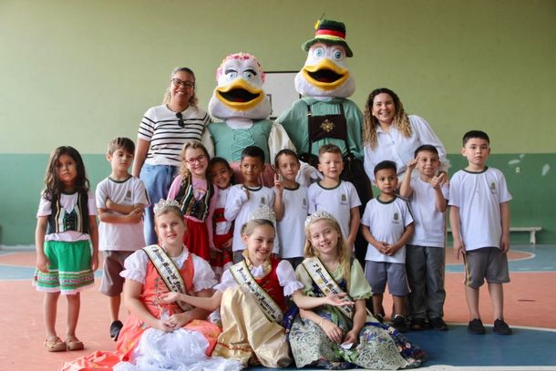 Mascotes e Realeza Mirim da Fenarreco visitam escolas de Brusque