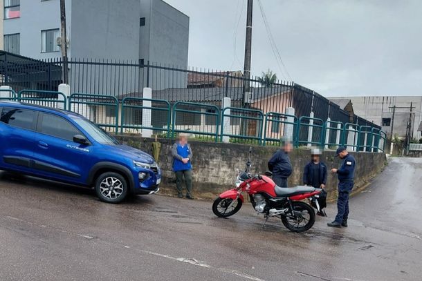 Motociclista acessa rua pela contram&atilde;o e colide de frente com carro no Santa Terezinha