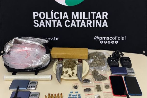 PM encontra mais de 1 kg de drogas, muni&ccedil;&otilde;es e r&aacute;dios em resid&ecirc;ncia de Blumenau