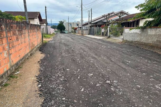 Prefeitura de Brusque reaproveita asfalto antigo para preparar ruas ainda n&atilde;o pavimentadas
