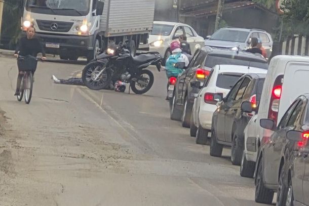 Queda de moto deixa mulher ferida no bairro &Aacute;guas Claras, em Brusque