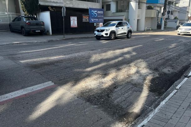 Trecho desgastado da rua Jo&atilde;o Bauer &eacute; retirado e recebe novo asfalto em Brusque