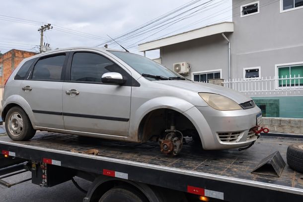 Ve&iacute;culos abandonados s&atilde;o removidos ap&oacute;s propriet&aacute;rios n&atilde;o cumprirem prazo em Brusque