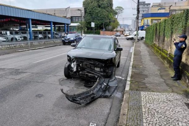 Acidente entre dois ve&iacute;culos &eacute; registrado na avenida Otto Renaux, em Brusque