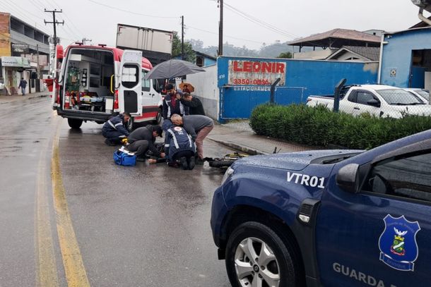 Acidente entre moto e caminh&atilde;o deixa homem ferido no bairro Santa Terezinha