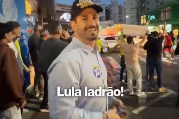 Andr&eacute; Vechi ironiza manifestantes pr&oacute; Lula durante adesiva&ccedil;o para Fl&aacute;vio Bolsonaro