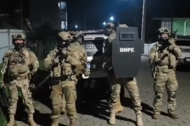 BOPE &eacute; aplaudido ap&oacute;s resgatar crian&ccedil;a mantida em c&aacute;rcere privado pelo pai; veja v&iacute;deo