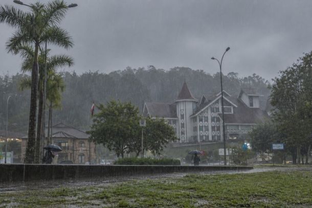 Brusque entra em alerta para chuva forte entre esta noite e ter&ccedil;a-feira