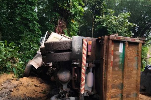 Caminh&atilde;o fica sem freios e motorista desvia para barranco para evitar trag&eacute;dia em Itaja&iacute;