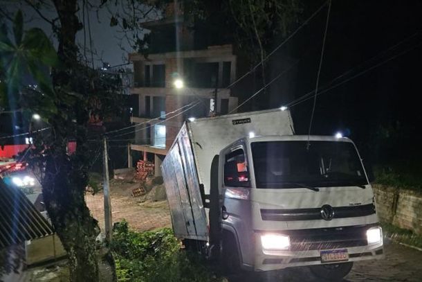 Caminh&atilde;o quase cai sobre duas resid&ecirc;ncias e obriga fam&iacute;lias a sa&iacute;rem de casa em Itaja&iacute;