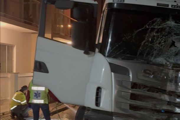 Carreta que transportava container invade condom&iacute;nio no bairro Souza Cruz, em Brusque 