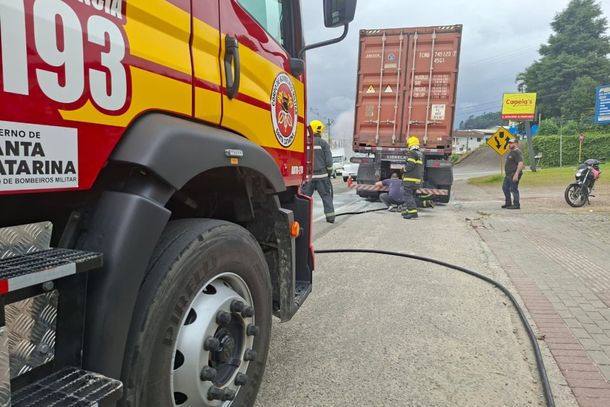Carreta tem princ&iacute;pio de inc&ecirc;ndio na rodovia Ant&ocirc;nio Heil
