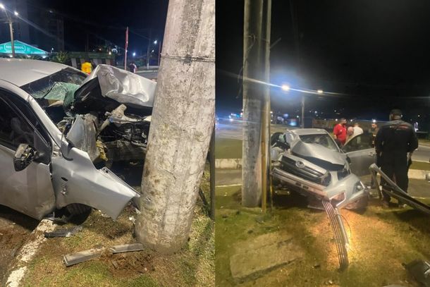 Carro bate contra poste e fica destru&iacute;do, em avenida de Gaspar