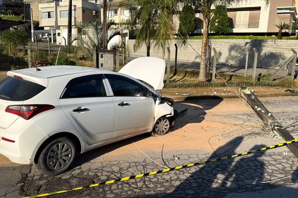Carro bate contra poste e Travessa Dom Joaquim fica interditada 