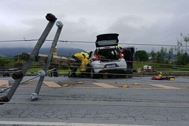 Carro derruba tr&ecirc;s postes e deixa mais de 4 mil im&oacute;veis sem energia em Gaspar
