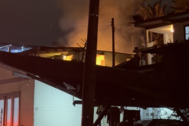 Casa &eacute; tomada por fogo no Steffen, em Brusque 