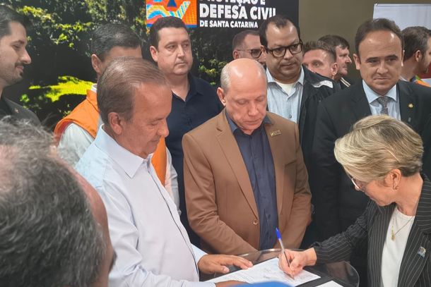 Em Brusque, Jorginho Mello assina ordem de servi&ccedil;o para constru&ccedil;&atilde;o da Barragem de Botuver&aacute;