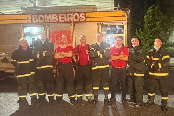 Equipe que controlou inc&ecirc;ndio em pr&eacute;dio no Centro de Brusque &eacute; homenageada pela C&acirc;mara