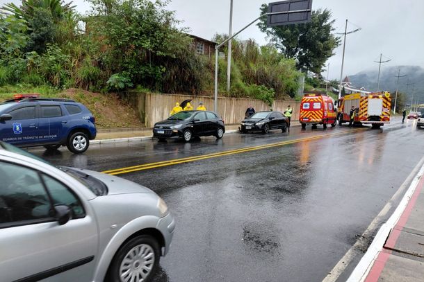 Gr&aacute;vida &eacute; encaminhada ao hospital ap&oacute;s carro de aplicativo ser atingido em Brusque