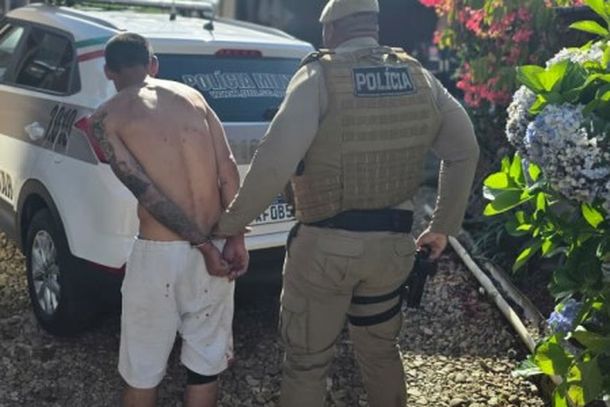 Homem em condicional &eacute; preso ap&oacute;s sequ&ecirc;ncia de furtos e morde PM durante abordagem