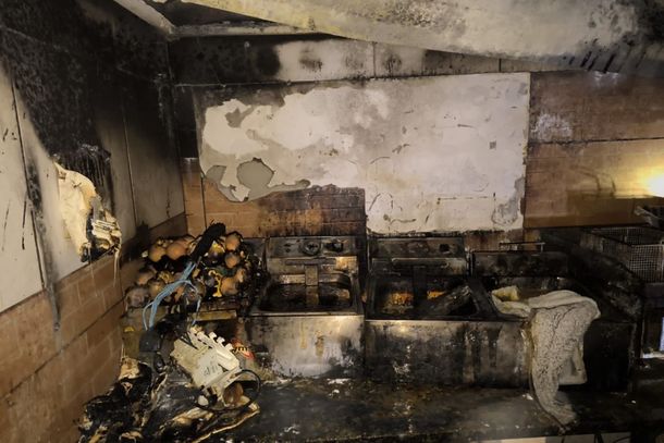 Inc&ecirc;ndio em fritadeira deixa cozinha de lanchonete destru&iacute;da em Brusque 